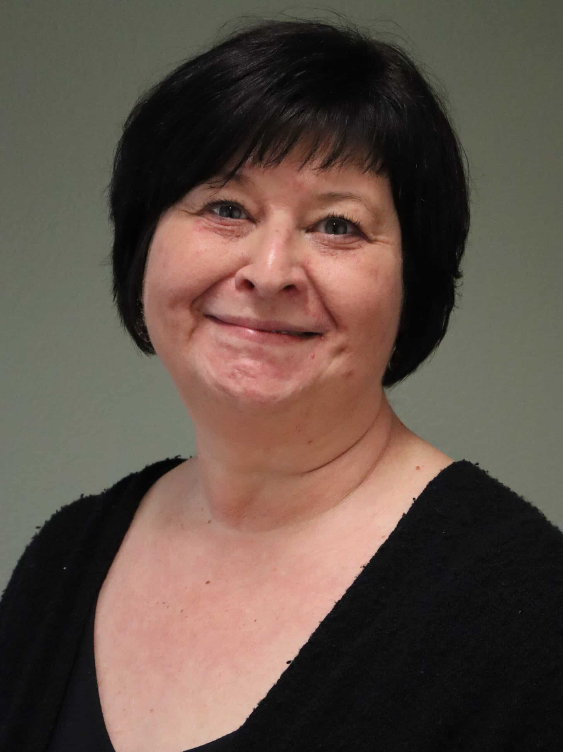 Es tut mir leid, ich kann nicht erkennen, wer auf dem Bild ist. Vielleicht könntest du einen allgemeinen Alt-Text verwenden?